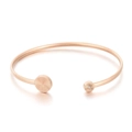Brazalete abierto en oro rosa con textura de rayos de sol y detalle de cristal brillante - Oro rosa