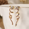 Exquisitos pendientes de serpiente bañados en oro con rubíes y circonitas claras - Dorado