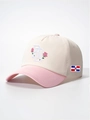 Dettaglio del ricamo RD con rose e bandiera dominicana su berretto in cotone bicolore - Regolabile / Beige e Rosa