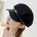 Casquette gavroche noire en laine d'agneau pour femme avec visière en similicuir - Noir avec bord en cuir