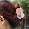 Tweekleurige roze en witte capsule haarklem van acetaat met 15mg Chill Pill tekst - Roze 15mg Pil