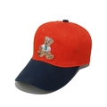 Dettaglio ricamo orso su cappellino da baseball in cotone bicolore arancione e blu - M (56-58cm) / Arancione (Color Block)