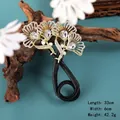 Accessoire chignon élégant avec fleur dorée en zircon et cristaux brillants sophistiqués - Plume en Strass