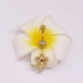 Piercing de nombril fleur dorée avec cristaux roses posé sur une fleur de frangipanier - Style Fleur avec Zirconium Rose