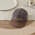 Vista dettagliata di un cappello scozzese marrone con ricamo dorato Kindness Club - 52-54cm (3-8 Anni) / Marrone