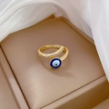 Dettaglio dell'anello regolabile con occhio di Allah dorato e finitura martellata - Aperto Regolabile / Stile Malocchio Martellato (J0076)