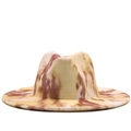 Dettaglio ravvicinato del motivo tie-dye beige e rosso-marrone sulla tesa piatta del fedora - Tie-dye Marrone Rossastro Beige