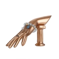Porte-bijoux main en résine avec bracelet à fleurs et bague sur colonne romaine dorée - Or