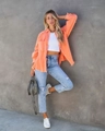 Giacca di jeans arancione con frange abbinata a crop top bianco e jeans strappati - L / Arancione