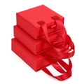 Tre scatole portagioie a cassetto rosse con manici in nastro su sfondo bianco - 8x8x3.2cm / Rosso