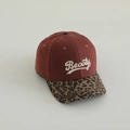 Détail de casquette enfant avec broderie Beooty 3D et visière à motif léopard - 52-54cm (3-8 Ans) / Bordeaux