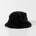 Detalle de gorro de pescador acolchado negro con acabado brillante y texturas únicas - M(56-58cm) / Negro