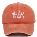 Détail de la broderie silhouette de famille sur une casquette en coton délavé terre cuite - Orange