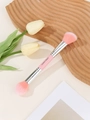 Detail eines doppelseitigen Make-up-Pinsels mit rosa Borsten auf Holz und Tulpen Hintergrund - Rosa