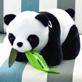 Süßes schwarz-weißes Panda-Plüschtier mit grünem Bambusblatt als schönes Souvenir - Bambus-Panda (liegend) / 8cm