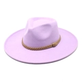 Dettaglio del cappello fedora lavanda con fascia a treccia marrone e texture in feltro - M (56-58cm) / Viola Taro
