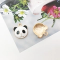 Dettaglio del ciondolo panda con fronte in smalto bianco e retro in lega dorata ruvida - Panda Rotondo / 15x17mm
