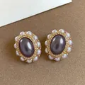Détail macro des boucles d'oreilles vintage avec perle violette grise et diamants - Style Perle Diamanté Incrusté de Cabochon Violet (8)