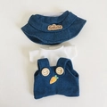 Dreiteiliges Puppen-Outfit mit dunkelblauem Hut, weißem T-Shirt und Karotten-Latzhose - Blauer Hut, Weißes T-Shirt & Latzhose 3-teiliges Set / Passend für 17cm Puppen