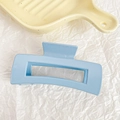 Pince à cheveux rectangulaire bleu clair mat avec découpe sur fond de papier - Carré Bleu Brume / 10cm