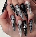 Dettaglio di ciondoli a farfalla 3D su unghie finte stiletto lunghe con perline metalliche - DS51 Farfalla Scura + Set di Colla Gelatina Nera