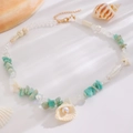 Dettaglio collana stile spiaggia con pietre di turchese, conchiglie e perle chic - Oro KC 5685