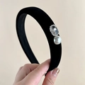 Detalle de diadema de terciopelo con strass oscuro y un colgante de perla blanca colgante - Estilo Perla Strass Ovalado