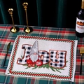 Détail du set de table de Noël avec gnome et texte JOY sur nappe à carreaux rouges - Style B (Gnome Gris-JOY)