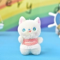 Detailopname van witte pluchen kattenhangertje met roze kanten outfit en borduursel - Kogelkettingstijl / Wit