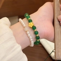 Vista detallada de la pulsera de cuentas de piedra verde de estilo chino con flor dorada - Verde Set / Set de dos piezas