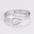 Primer plano del brazalete de serpiente Tubogas plateado con incrustación de nácar blanco - Color Acero