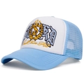 Detailansicht der Vintage-Trucker-Cap mit gotischer Bestickung und Mesh-Einsätzen - Verstellbar / Himmelblau