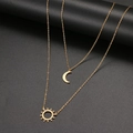 Dettaglio della collana dorata a doppio strato con ciondoli a forma di sole e luna - Sole Luna Doppio Strato Oro