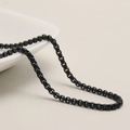 Minimalistische quadratische Perlenkette in Schwarz auf einer weißen Keramikschale - Schwarz 2,5 mm Breite 45 cm Länge