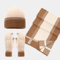 Detail des Stricksets mit beige-braunem Karoschal und Touchscreen-Handschuhen - Khaki