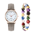 Dettaglio di un orologio al quarzo da donna con cinturino in pelle grigia e bracciale - Orologio Grigio + Bracciale