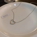 Collana in acciaio inossidabile argento con ciondolo a cuore su vassoio in ceramica - Stile Cuore Cavo Ecologico / Argento