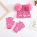 Details von rosa gestricktem Babymützen- und Handschuh-Set mit Pompons und Herz-Pailletten - Mütze und Handschuhe / Rosarot