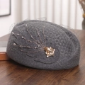Dettaglio cappello in lana grigia con velo elegante e decorazioni in strass brillanti - M (56-58cm) / Grigio