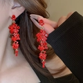 Detailopname van elegante Chinese stijl lange rode kristallen hangende oorbellen bij model - Rode Lange Strass Kwastje (30# Stalen Pin)