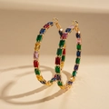 Dettaglio di grandi orecchini a cerchio dorati con cristalli rettangolari colorati - Oro (Perno per orecchini in argento sterling 925)