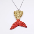 Detailopname van de gouden en rode glitter zeemeerminstaart hanger met fijne schubbenstructuur - Goud/Rood (Kleur 5)