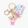 Dettaglio portachiavi MOM in legno con nappa rosa, ciondolo a fiore e pendente arcobaleno - Stile Arco MAMA Arcobaleno
