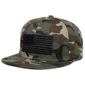 Detail der schwarzen US-Flaggen-Stickerei auf einer flachen Camouflage-Taktik-Baseballkappe - Verstellbar / Camouflage