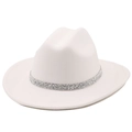 Dettaglio del cappello da cowboy in feltro bianco con una catena di strass argento scintillante - M (56-58cm) / Bianco
