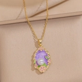 Collana vintage dorata stile francese con ciondolo floreale viola e perla bianca tonda - Ghirlanda Floreale Ovale - Viola