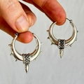 Orecchini a cerchio gypsy vintage in argento ossidato con borchie in mano - Cerchio con Punte