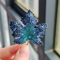 Nahaufnahme der Ahornblatt-Brosche mit blauen Kristall-Verlauf und goldener Legierung - Stil XZ0440-1 / Verlauf Blau
