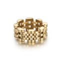 Anillo de acero inoxidable dorado con diseño clásico de eslabones de reloj sobre fondo blanco - US 6 / Dorado