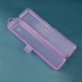 Roze doorschijnende plastic opbergdoos met veilige gesp en detail van het ophanggat - Paars
